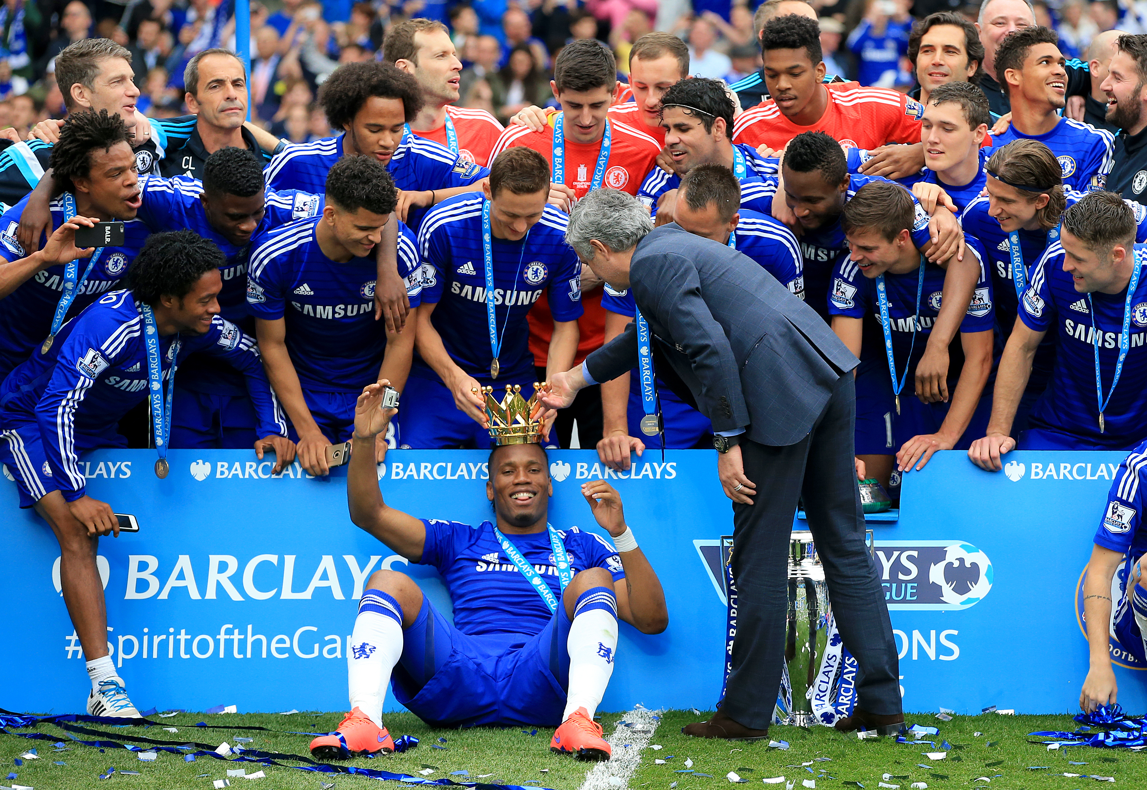Jose Mourinho places the Premier League crown on the king's head. Image: PA Images